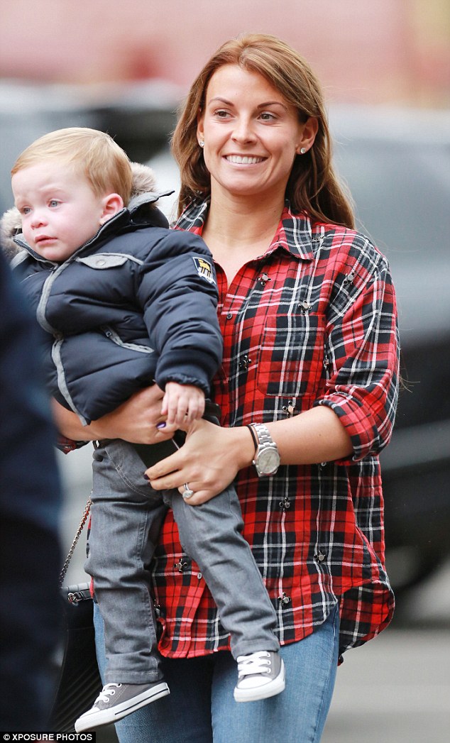 Ít nhất một người nào đó là hạnh phúc: Coleen Rooney đã cười với chính mình khi cậu bé của mình cuối cùng mệt mỏi mình ra khỏi