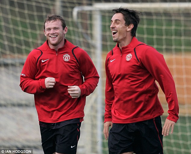 Neville rất thân với Rooney nhưng cũng phát cáu với đồng đội cũ