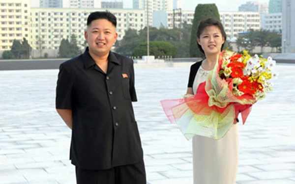 Vợ chồng nhà lãnh đạo Kim Jong-un gặp nhau lần đầu trong một buổi ca nhạc mừng năm mới.