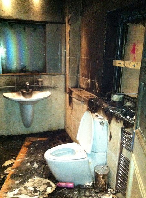 Phòng tắm Balotelli được cho thấy có bị cháy bởi những bức ảnh mới
