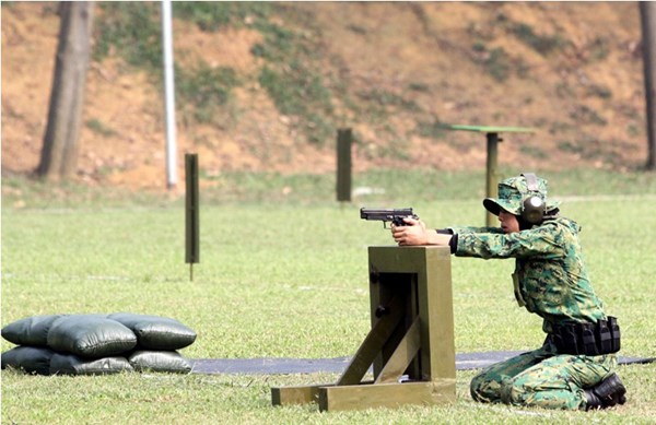 Nữ xạ thủ súng ngắn thực hiện bài bắn.