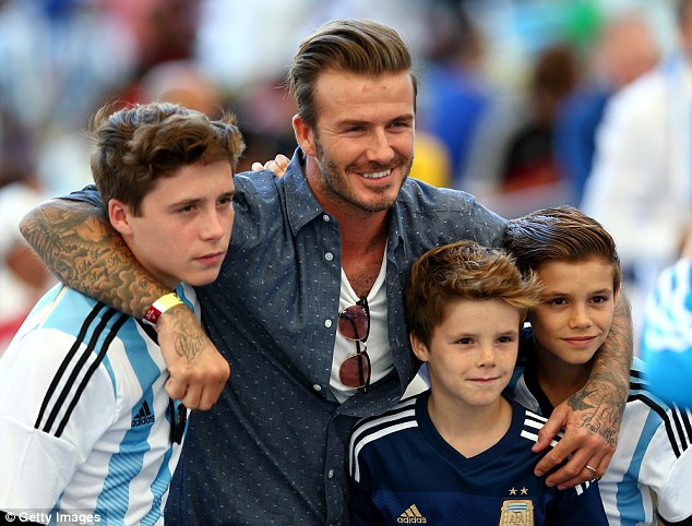 David Beckham có 3 cậu con trai rất yêu bóng đá và đều sớm bộc lộ tài năng