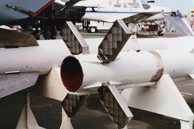 Cánh đuôi “độc” của tên lửa R-77