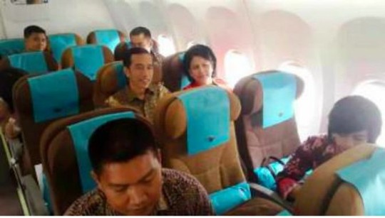 Ông Widodo trên khoang máy bay hạng phổ thông. Ảnh: Twitter