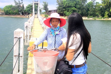 Bà Nguyễn Thị Đào (61 tuổi) dù từng là nạn nhân gặp nạn thoát chết, nhưng vì bức xúc mưu sinh hàng ngày vẫn liều mình qua cầu Vĩnh biệt.