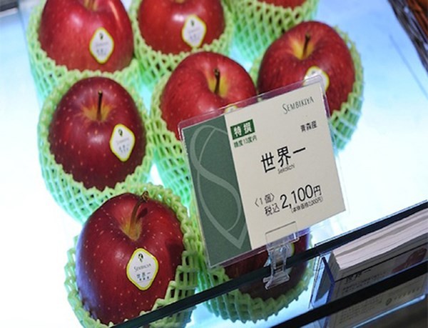 Tại các siêu thị, mỗi trái táo Sekai-ichi của Nhật Bản được bán với giá 21 USD (tương đương khoảng 420.000 đồng). Trong tiếng Nhật, Sekai-ichi được hiểu là “tốt nhất thế giới”, nhờ được rửa bằng mật ong và đóng gói bằng tay để giữ độ thanh mát.