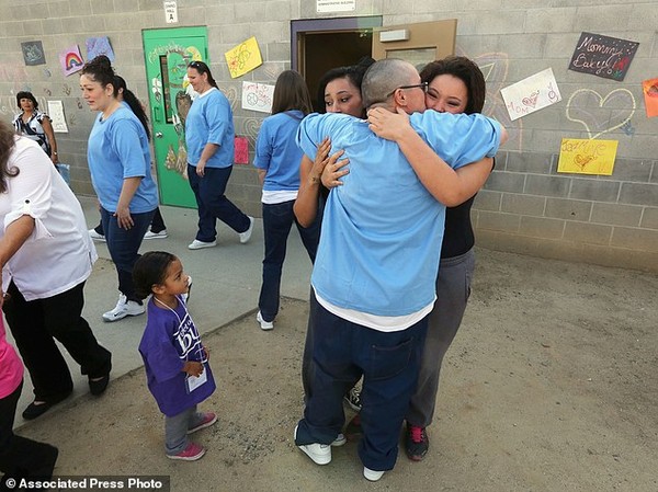 Catherine La France cùng con gái Summer, 14 tuổi, và Samatha, 18 tuổi ôm nhau thật chặt trong khi cô cháu gái Arianna, 3 tuổi, đang đứng bên cạnh. Cả gia đình đã có được 1 ngày đoàn tụ và vui chơi thoải mái tại chính nhà tù gò bó.
