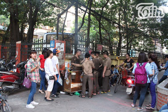 Cửa hàng thịt xiên ở Hà Nội nổi tiếng vì chủ đẹp trai như hot boy