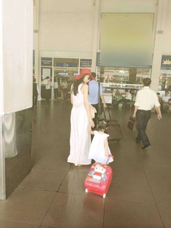 Thủy Tiên chia sẻ ảnh 2 mẹ con dắt tay nhau tại sân bay