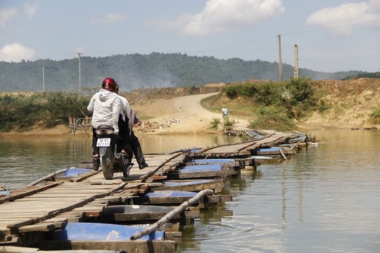 Dây cáp chính làm trụ cho cầu đã bị rỉ sét, thùng phuy nhựa bị thủng lỗ nước chảy vào khiến nhiều nhịp cầu khập khiễng rung lắc rất mạnh mỗi khi có người và xe cộ lưu thông qua.