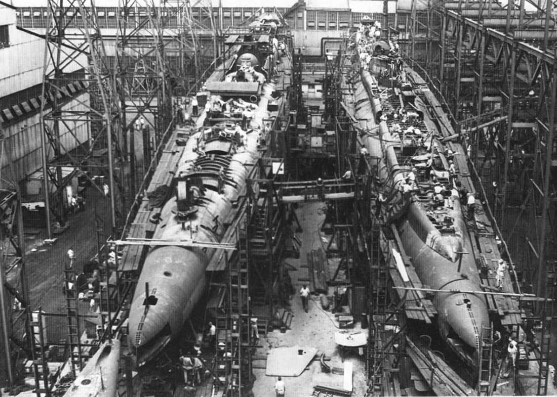 USS Tusk (bên phải) và USS Ulua đang được đóng tại Philadelphia tháng Giêng năm 1945