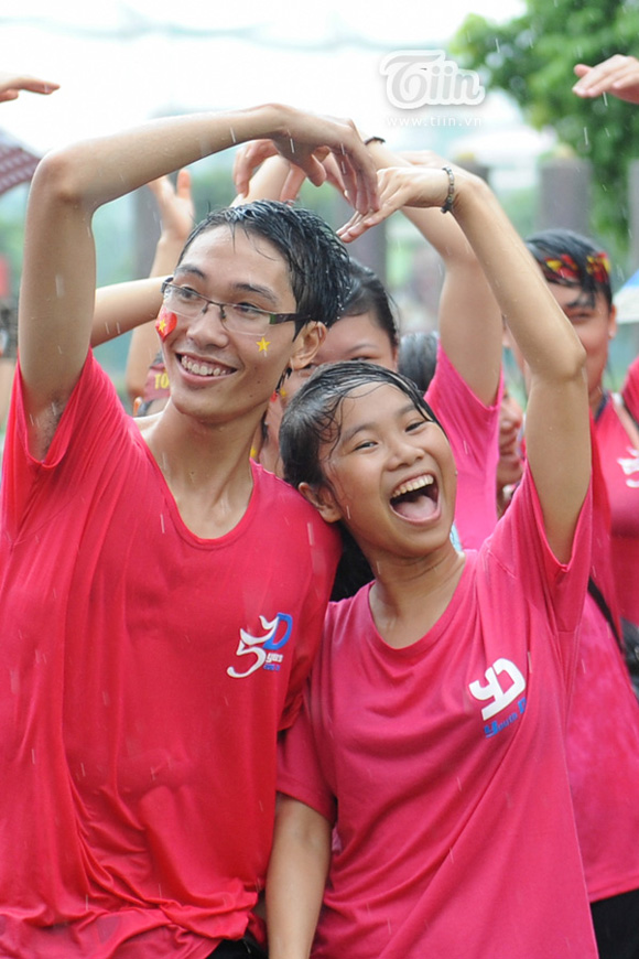 Hình ảnh đẹp của 5000 TNV nhảy flashmob dưới lòng đường Hà Nội