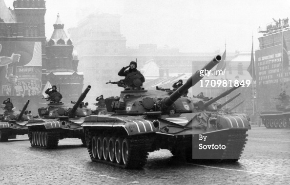 Lần đầu tiên T-72 ra mắt năm 1977 là T-72 của sư đoàn Tamanskaya
