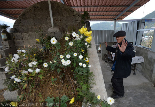 Cụ ông 88 tuổi mỗi ngày đi bộ 10km đến thăm mộ vợ
