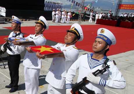 Các chiến sĩ vinh dự được thực hiện Lễ Thượng cờ. - Ảnh: Nguyễn Đông