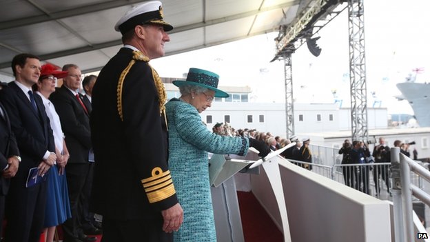 Nữ hoàng Elizabeth nhấn nút thực hiện nghi lễ đập chai sâm banh.