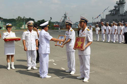 Đại tá Lương Việt Hùng, Tư Lệnh vùng 2 Hải quân, trao quốc kỳ và Hải kỳ cho thuyền trưởng, chính trị viên 2 tàu