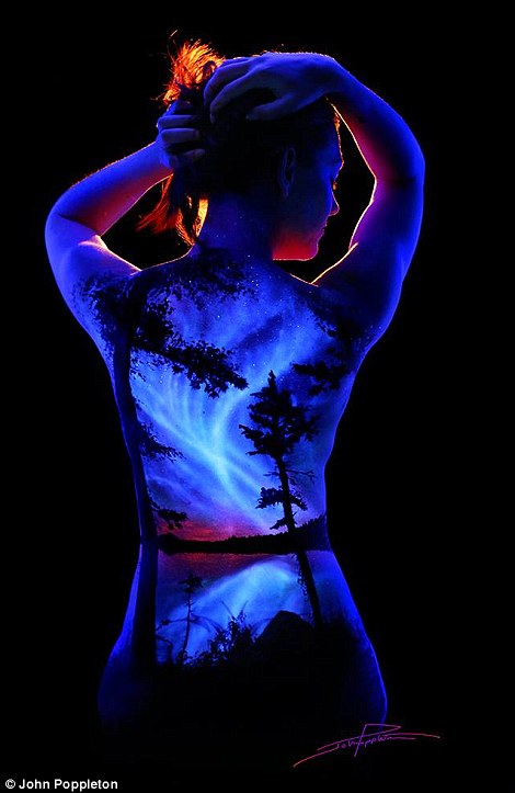 Công việc của mình có tính năng cảnh kỳ lạ hình thành bản chất sơn bằng sơn UV huỳnh quang trên lưng của mô hình phụ nữ