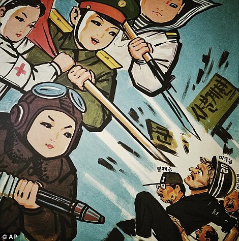 Sơn Tuyên truyền, cho thấy trẻ em Bắc Triều Tiên trong trang phục lực lượng vũ trang tấn công Mỹ, binh lính Nhật Bản và Hàn Quốc, bị treo trong một căn phòng bên trong một trường mẫu giáo Bình Nhưỡng