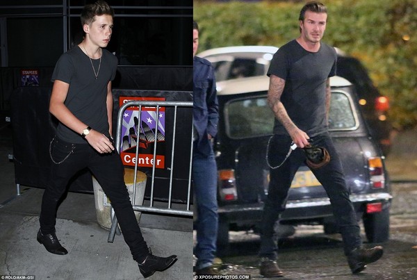 Brooklyn trẻ trung với áo phông đen, quần jean bó và giày da. Đây là style ăn mặc mà cha cậu, David Beckham rất hay sử dụng mỗi khi ra đường.