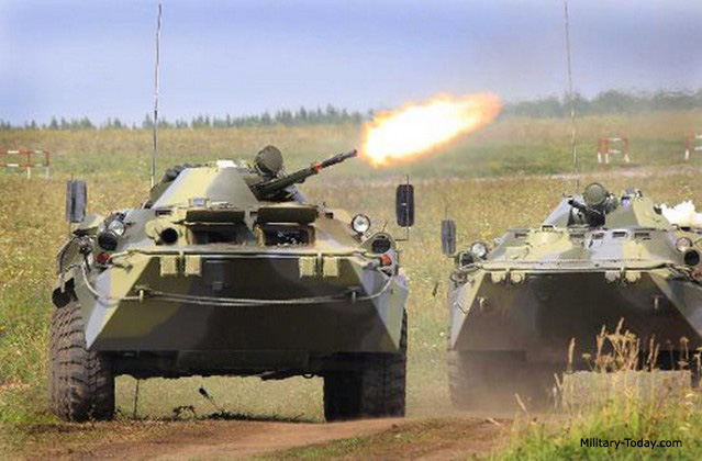 Phân đội BTR-80 thực hành yểm hộ hỏa lực