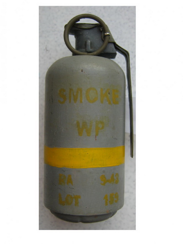 M15 là loại lựu đạn khói với hiệu ứng gây cháy đồng thời, được trang bị kíp nổ М206А2. Đây là loại lựu đạn có thể gây nguy hiểm cho chính người sử dụng vì vậy Quân đội Mỹ đã hầu như không còn sử dụng