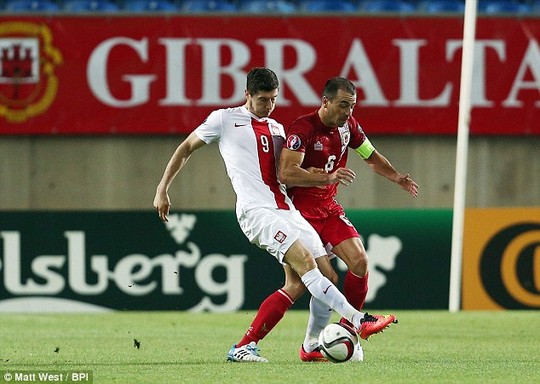 Robert Lewandowski tranh bóng cùng đội trưởng - cảnh sát R. Casciaro