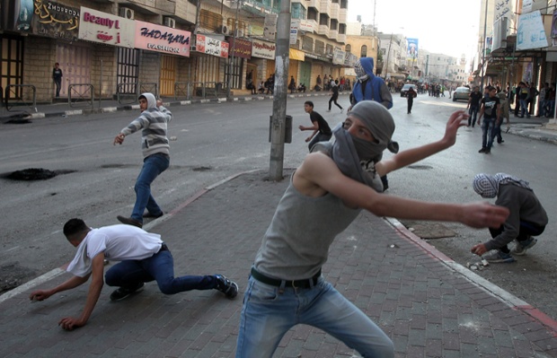 Người biểu tình Palestine ném đá về phía lực lượng an ninh Israel tại thành phố Hebron, Bờ Tây.