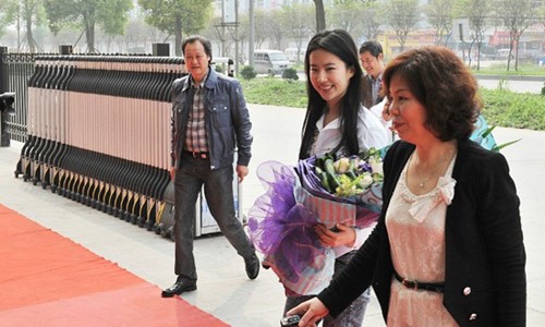 Ông Trần Kim Phi hộ tống con gái từ xa.
