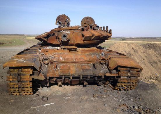 Một trong hai chiếc xe tăng được cho là loại T-72 của Nga