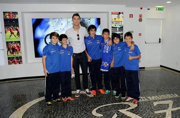 Con trai Ronaldo cười rạng rỡ trong ngày khai trương bảo tàng của bố 8