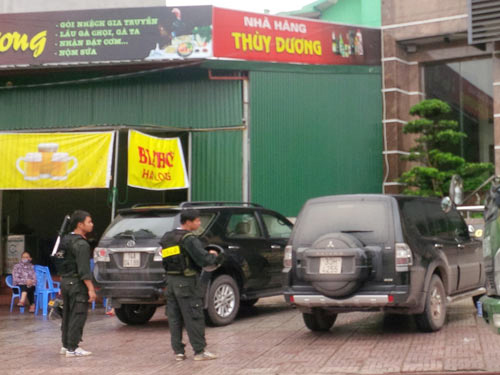 Lực lượng công an khám xét trụ sở Công ty TNHH Tuấn Đông tại TP Móng Cái