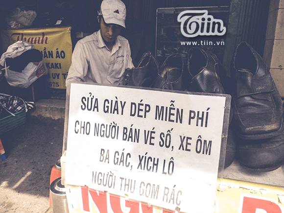 Gặp anh thợ sửa giày dép miễn phí cho người nghèo ở Sài Gòn