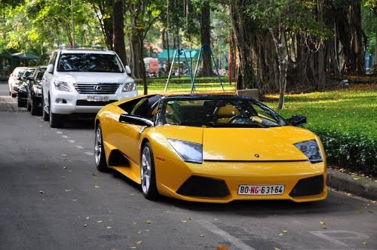 Siêu xe Lamborghini mui trần đình đám có giá mua khoảng 1 triệu đô la mang biển NG