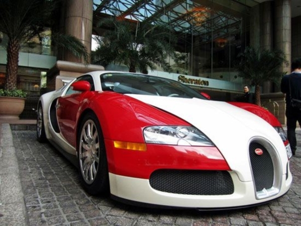 chiếc Bugatti Veyron màu đỏ - trắng duy nhất tại Việt Nam hiện nay. 