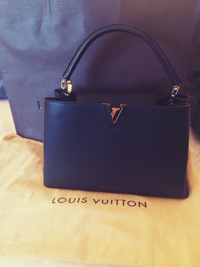 Đặc biệt, trong những món đồ này có một chiếc túi xách thương hiệu Louis Vuitton - mà theo Angela Phương Trinh, giá trị của nó lên tới 7.800USD (hơn 150 triệu vnđ).