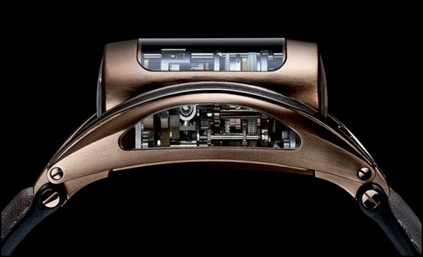 Vỏ của chiếc đồng hồ Bugatti Mythe có dạng hình trụ độc đáo và được mạ vàng 18K 