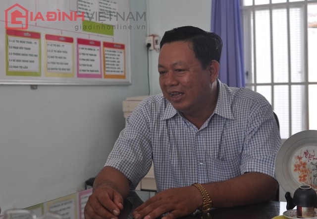 Hiệu trưởng Phạm Văn Phước vui mừng khi hai bé Huyền - Thoại đi học