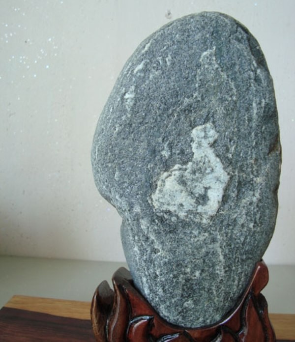 Thiền” - tác phẩm vừa được sưu tầm trong chuyến đi tìm đá ở Quảng Ngãi. 