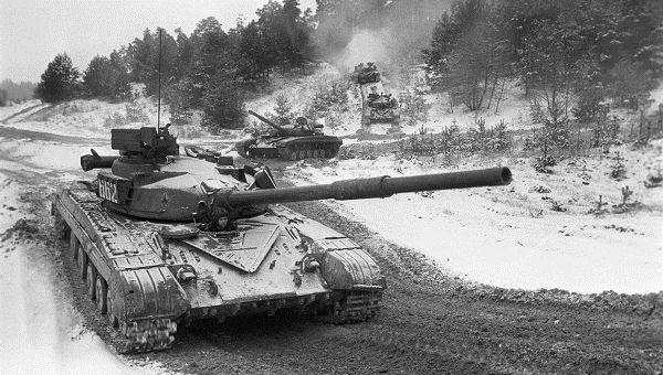 T-64 của quân đội Liên Xô diễn tập