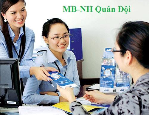 Đồng phục MBB là áo sơ mi sọc cộng với juyp đối với nữ và quần tây - áo sơ mi sọc đối với nam.