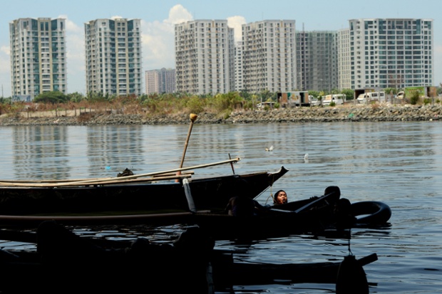 Trẻ em bơi dưới sông để tránh nắng nóng mùa hè ở Manila, Philippines.