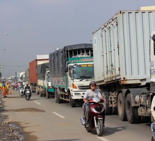 Mặt đường hẹp và xuống cấp, trong khi tuyến đường này luôn xảy ra ùn tắc.