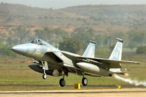 Tiêm kích F-15C Ảnh: Kamal Kishore AH / Reuters