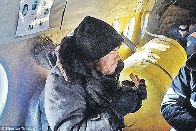 Alexei Gradulenko ngồi trên trực thăng giải cứu