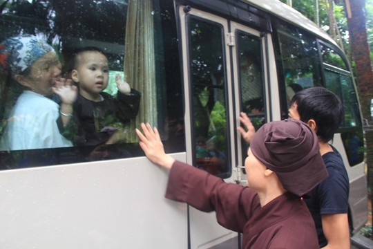 Cảnh chia tay ở chùa Bồ Đề