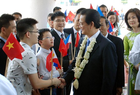Kiều bào ở Philippinnes vui mừng đón Thủ tướng Nguyễn Tấn Dũng. Ảnh VGP