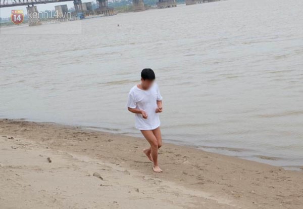 Người Hà Nội vẫn tắm ở bãi giữa sông Hồng trong ngày giá rét 3
