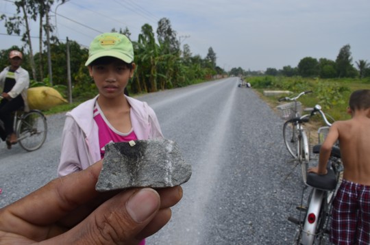 Trà Vinh: Dân đổ ra đường nhặt vàng