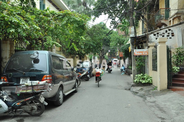 Đầu đường Nguyễn Chế Nghĩa thông ra đường Trần Hưng Đạo (Ảnh chụp tại vị trí đối diện căn biệt thự 12 Nguyễn Chế Nghĩa)